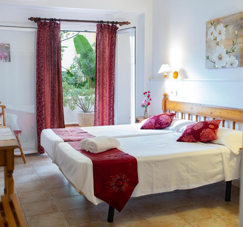 Hostal Yebisah Santa Eulària des Riu Extérieur photo