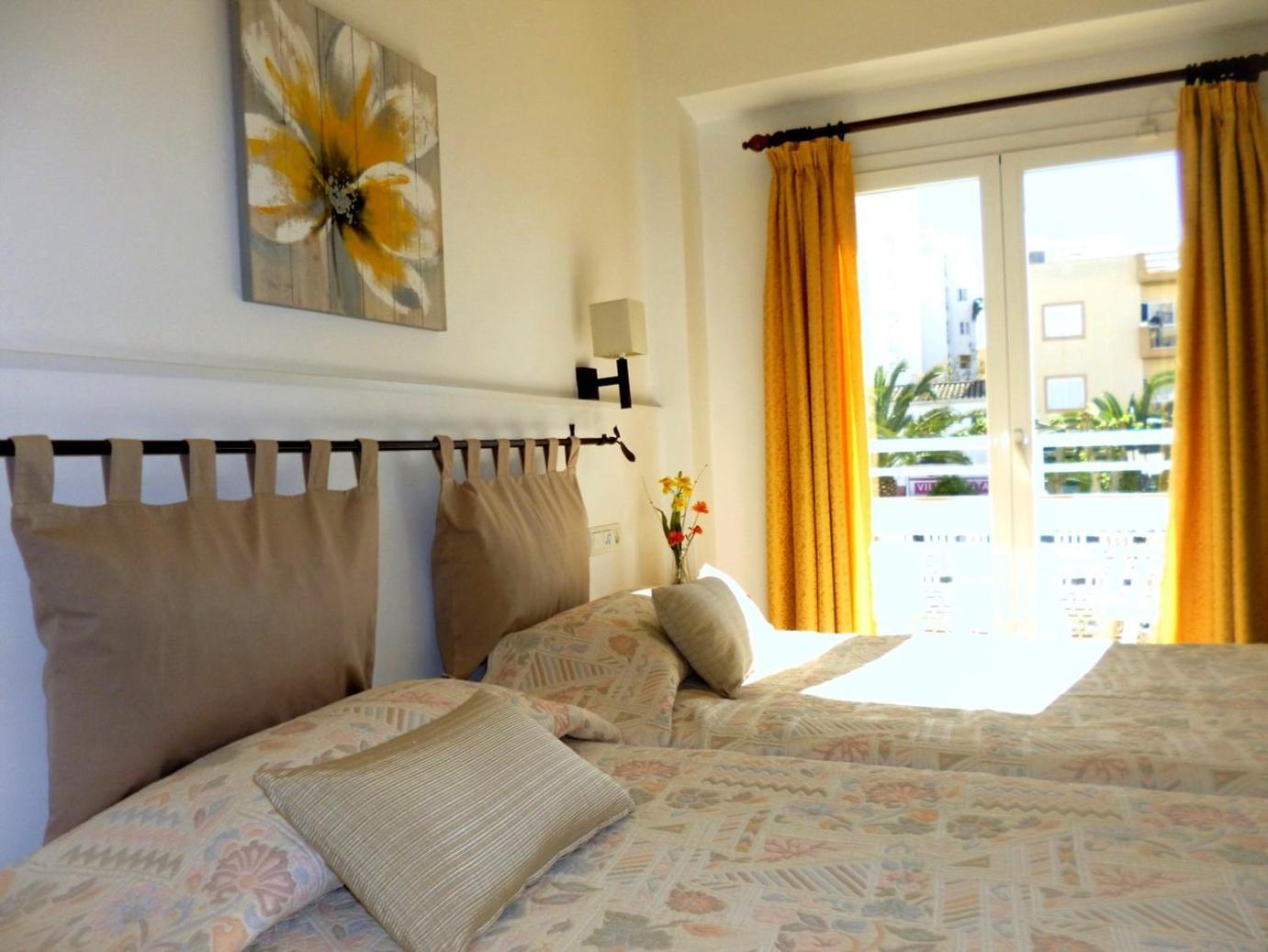 Hostal Yebisah Santa Eulària des Riu Extérieur photo