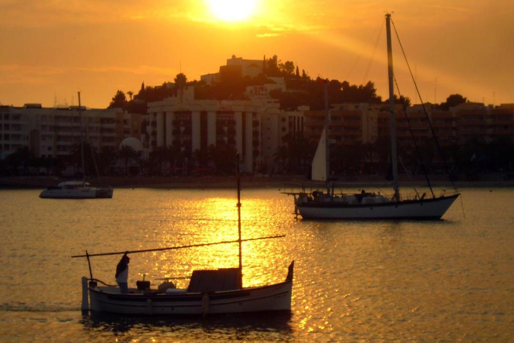 Hostal Yebisah Santa Eulària des Riu Extérieur photo