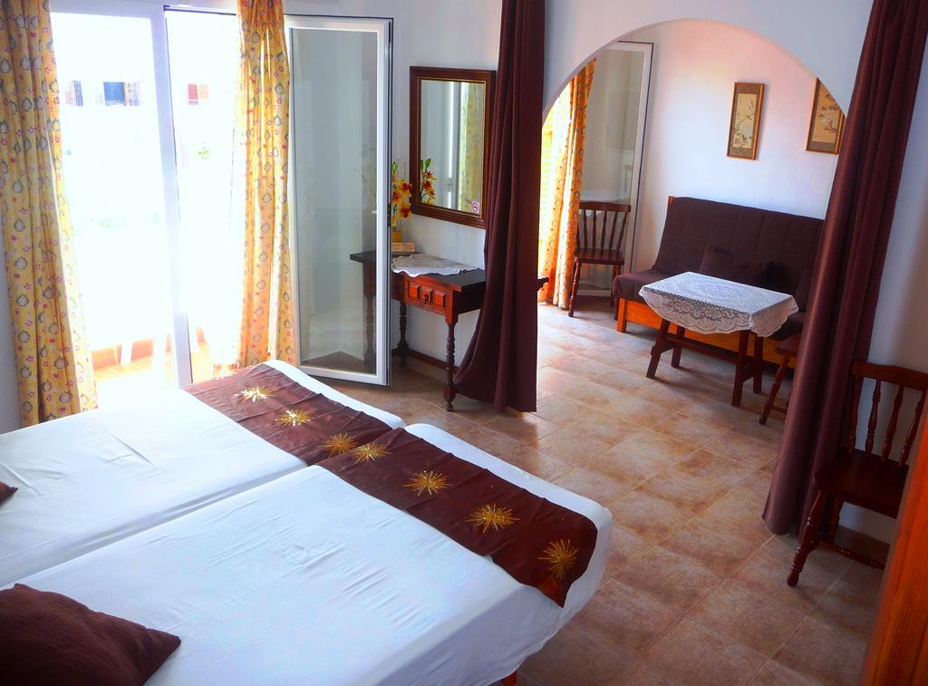 Hostal Yebisah Santa Eulària des Riu Extérieur photo